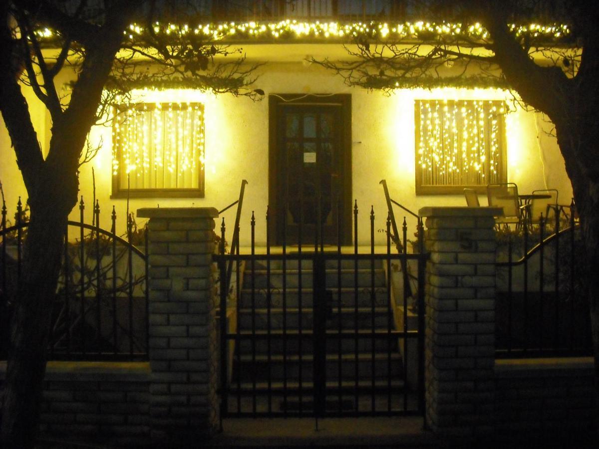 Szilvia Panzio Gyomaendrod Bed & Breakfast Exterior photo