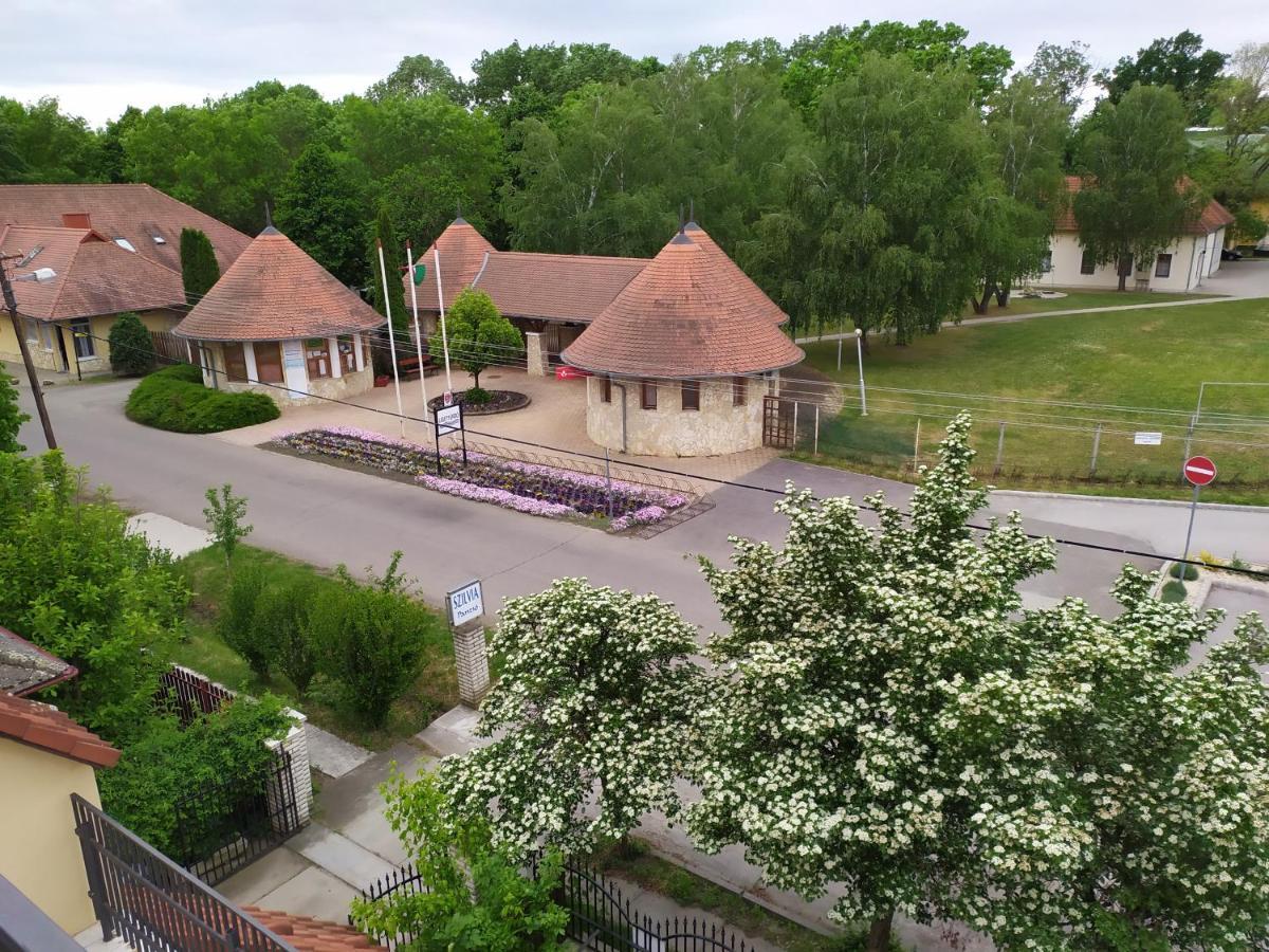Szilvia Panzio Gyomaendrod Bed & Breakfast Exterior photo